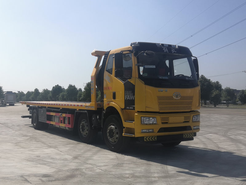 解放小三轴重型平板清障车